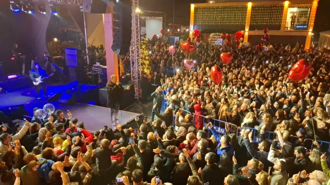 Haluk Levent, Hatay'da depremzedeler için konser verdi