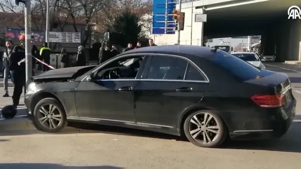 Otomobil, motosiklete çarpıştı; sürücü otomobilin altında kaldı