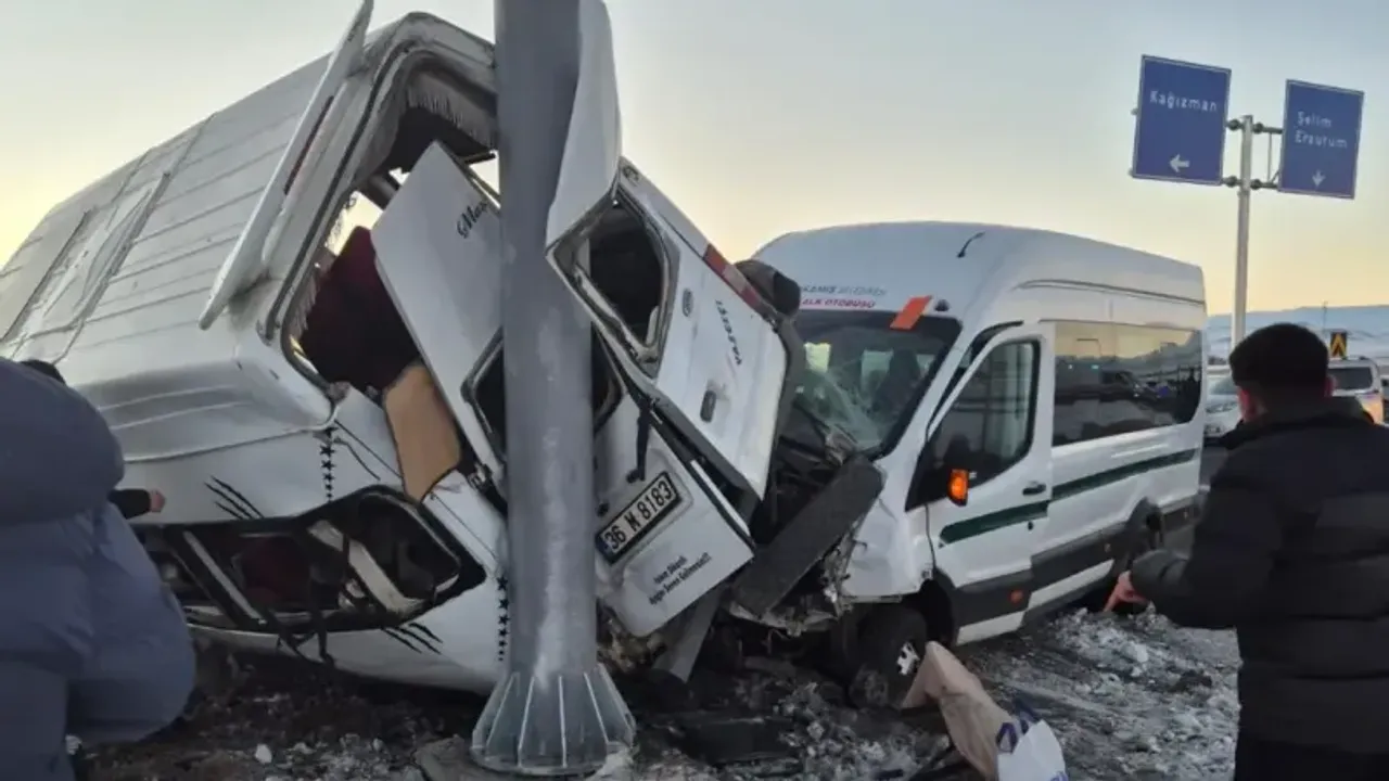 Feci kaza: İki minibüs çarpıştı; çok sayıda yaralı var