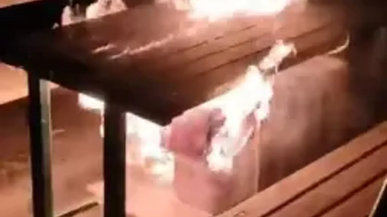 Parktaki bank ve masayı ateşe verip, o anları kaydettiler