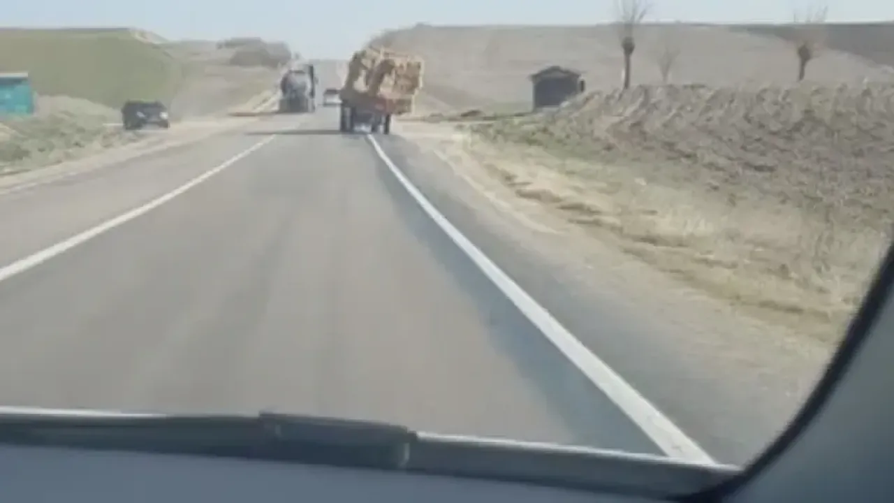 Fazla saman balyası yüklenen traktörün römorku devrildi; o anlar kamerada