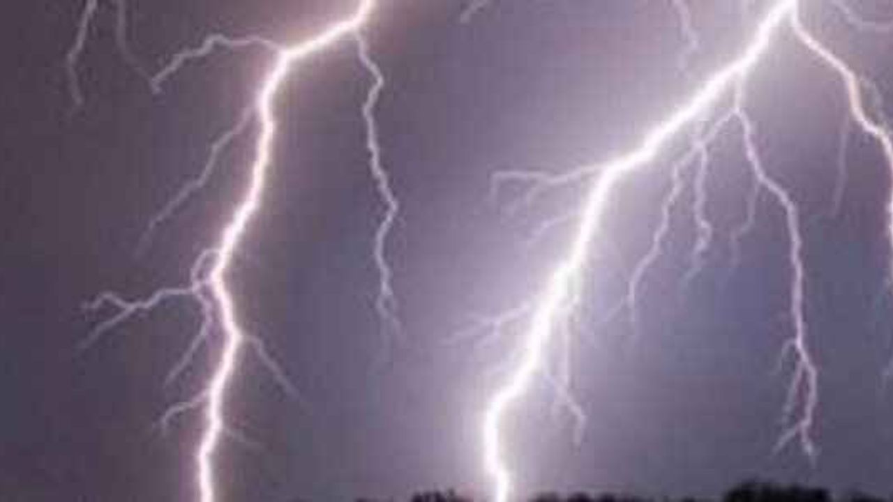 Antalya'da apartmana yıldırım düştü; çatısı delindi