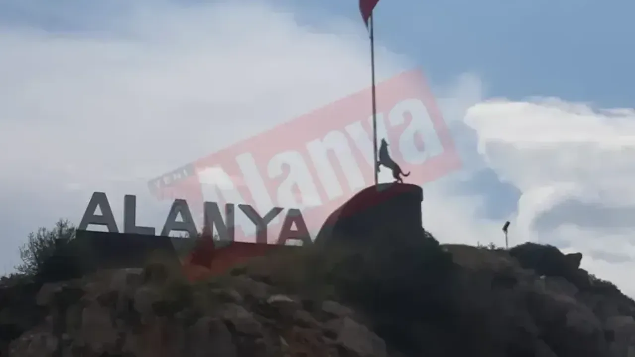 Alanya'da Bayrak Tutan Bozkurt heykeli yeniden şahlandı