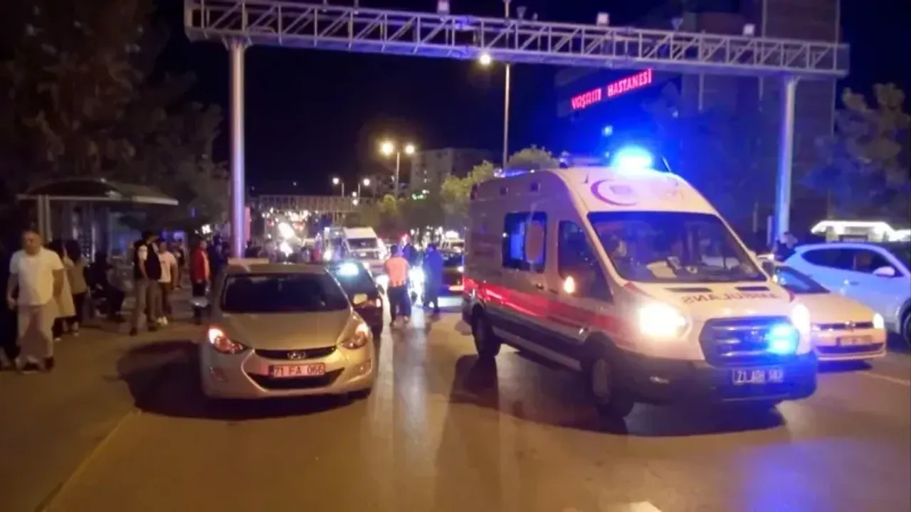 Y*saklı madde ve alkol aldıktan sonra 2 aracı çaldı ve kaza yaptı; 1 kişiyi d*rbetti