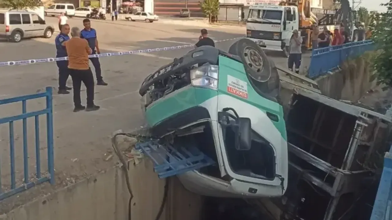 Çöp kamyonu sulama kanalına devrildi