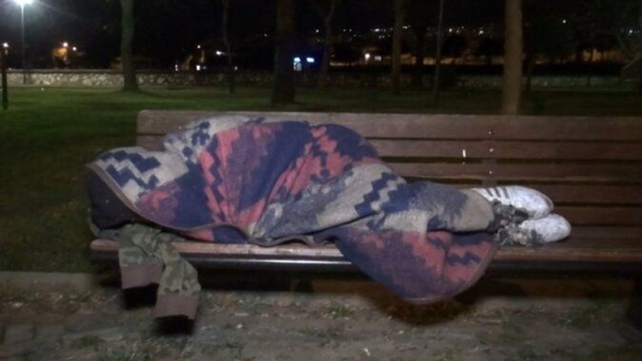 Alanya'da evsiz sorunu büyüyor: Parklarda yatacak yer kalmayacak yakında