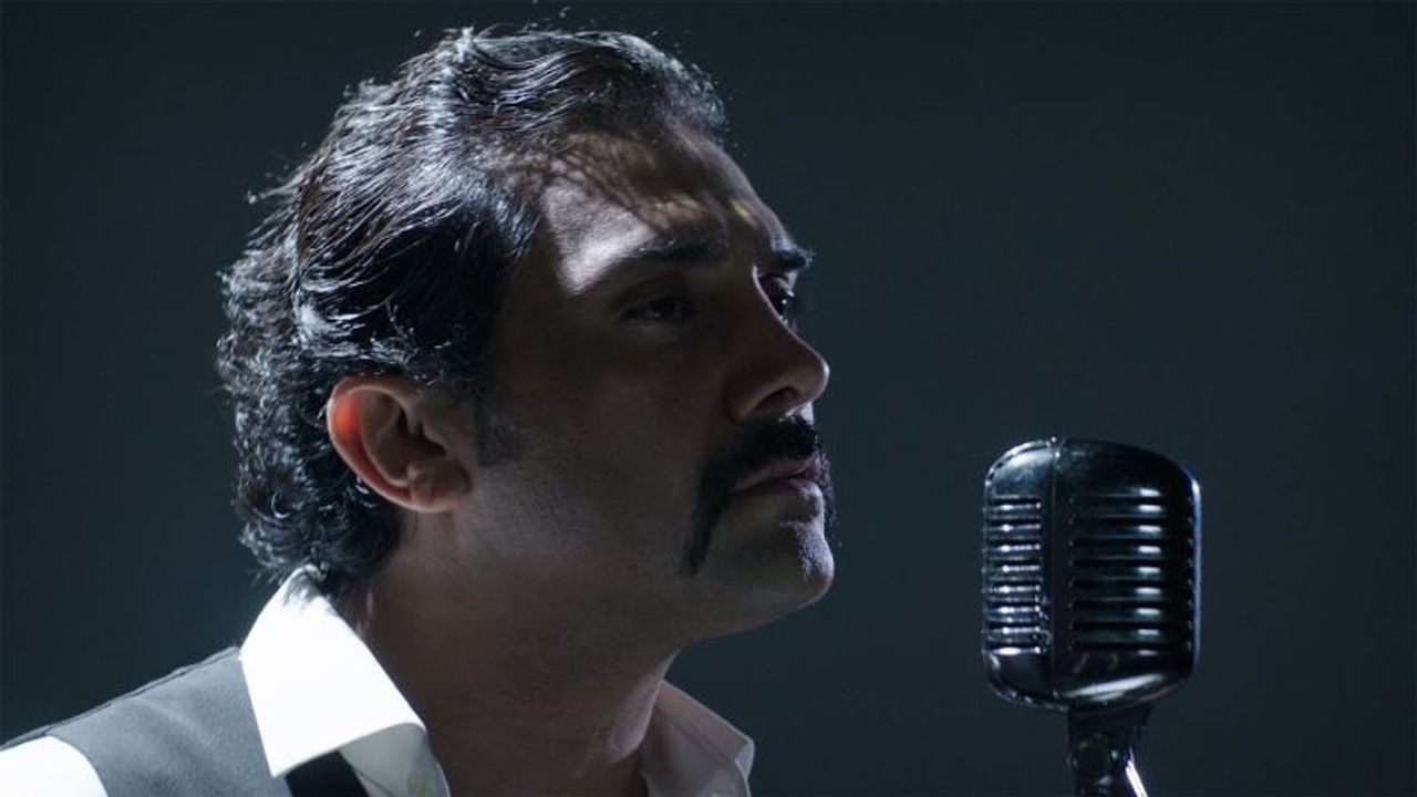 Ünlü şarkıcı Bayhan, konser esnasında yere düştü