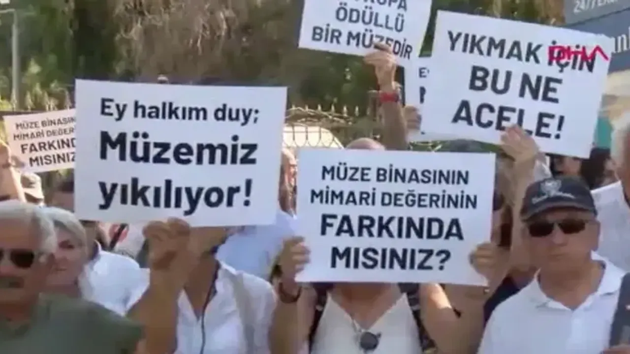 Bugün ziyarete kapatılan Antalya Müzesi'nin yıkılmaması için toplandılar