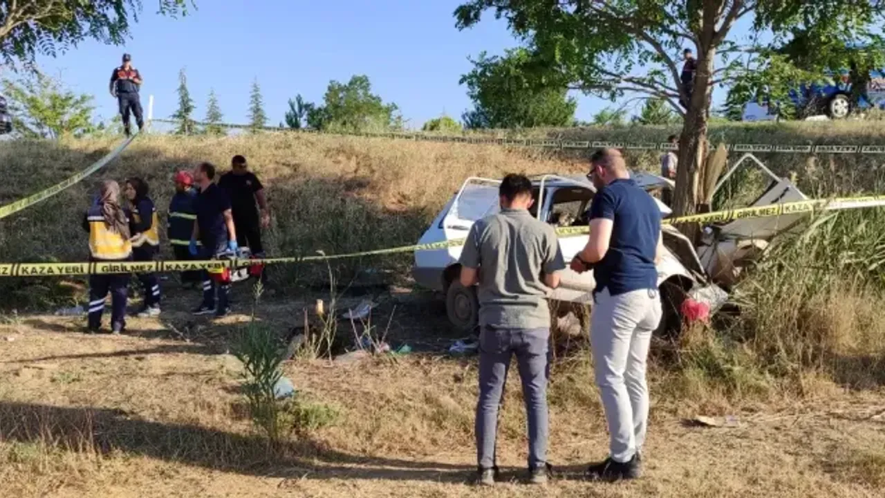 Konya'da feci kaza: Otomobil ağaca çarptı