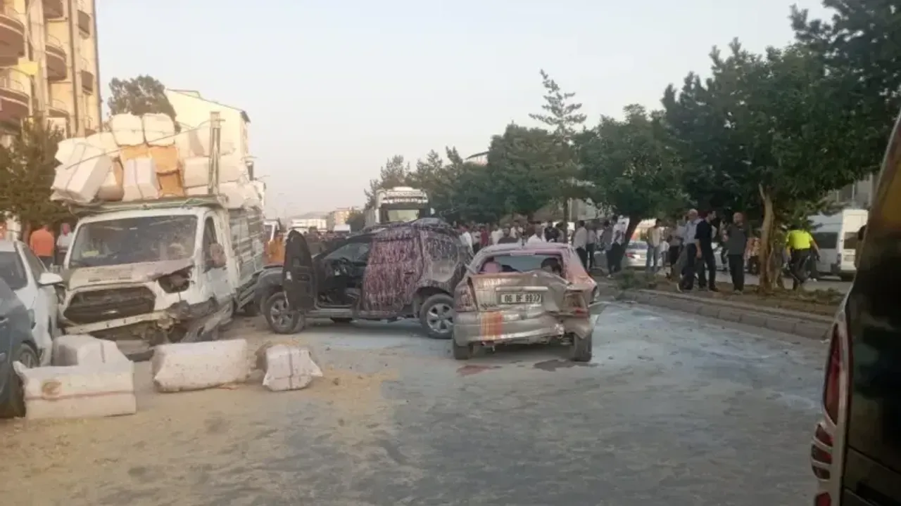 Freni boşalan TIR d*hşet saçtı