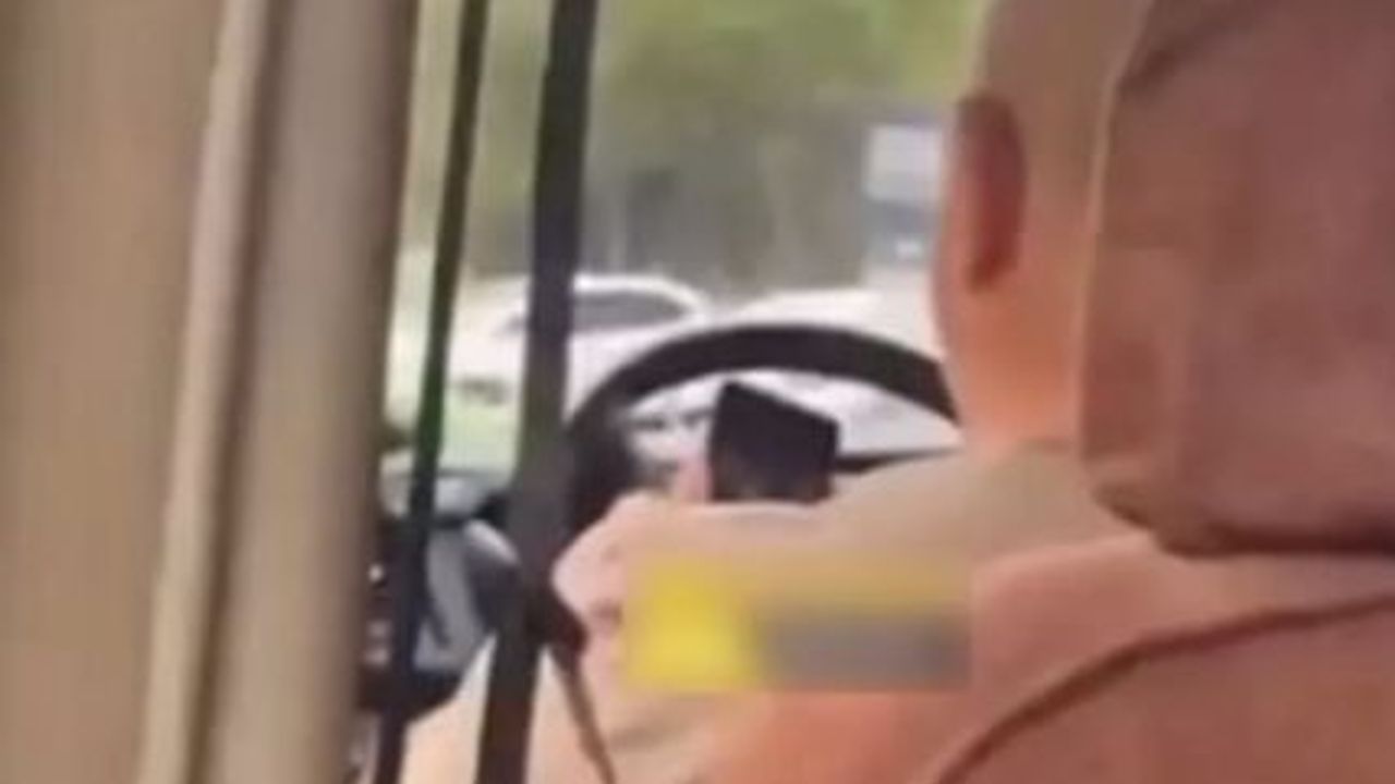 Trafikte yaptığı şey şoke etti: Elinde telefonla yolcuların hayatını hiçe saydı!