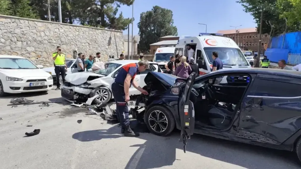 İki otomobil kafa kafaya çarpıştı