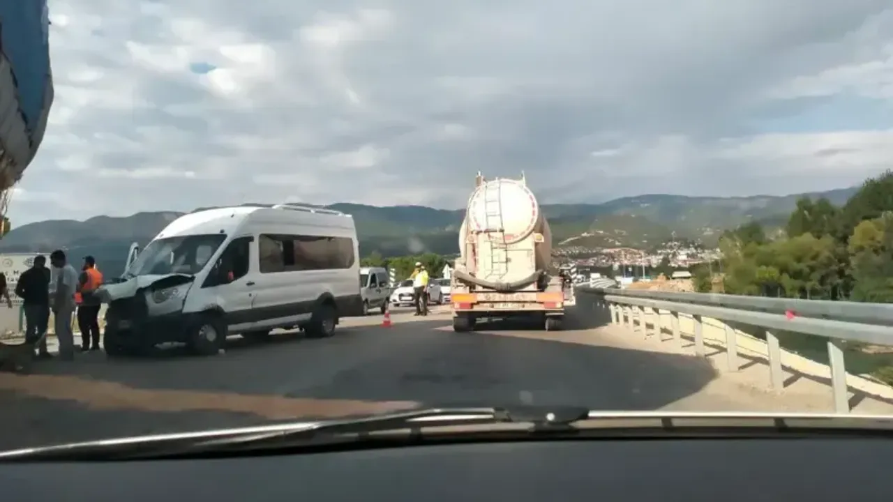 İşçileri taşıyan minibüs kamyonla çarpıştı: Çok sayıda yaralı var