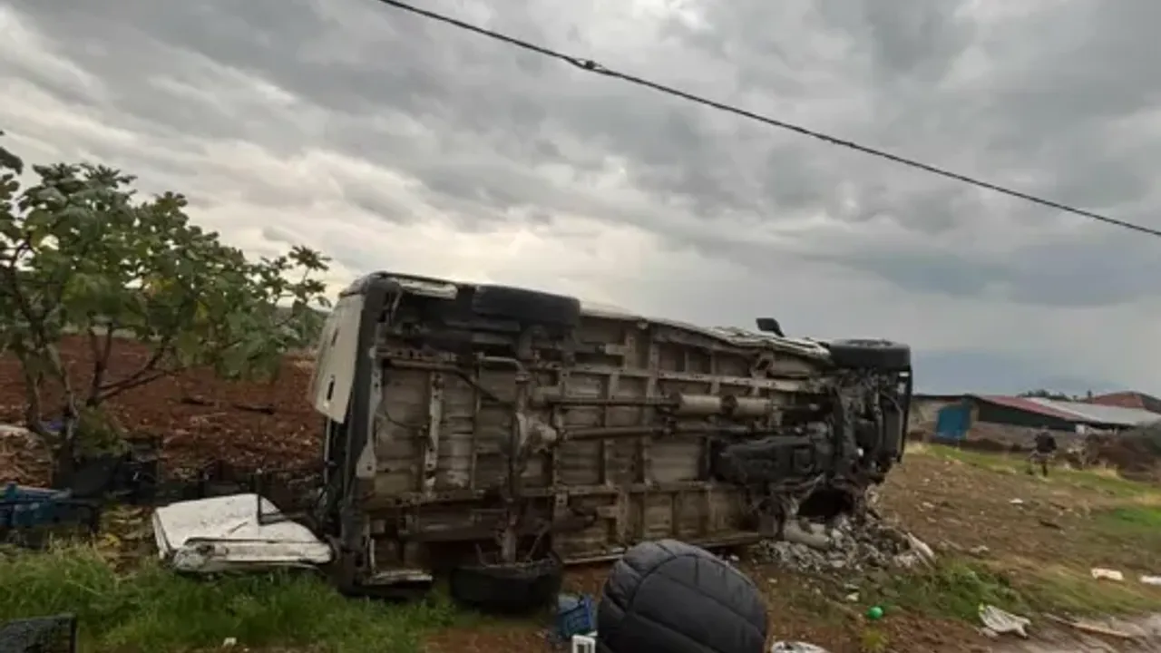 Kamyonet devrildi: 1 ö*ü 1 yaralı