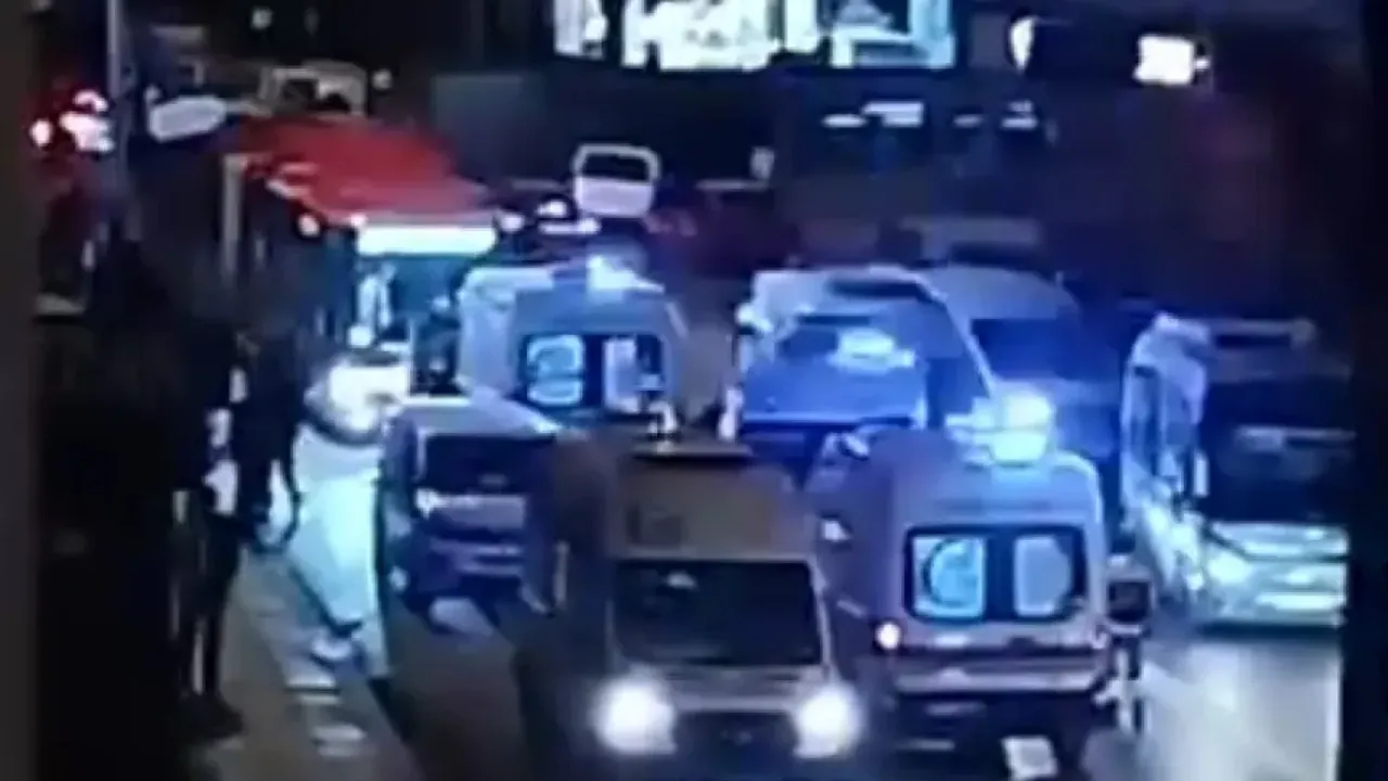 Otomobil durağa daldı: 6 yaralı: Kaza anı kamerada 