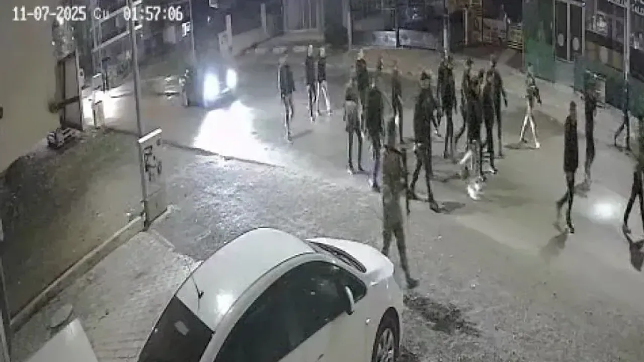 Antalya'da tansiyon yükseldi: Emniyet Müdürü'nün üzerine araç sürdü