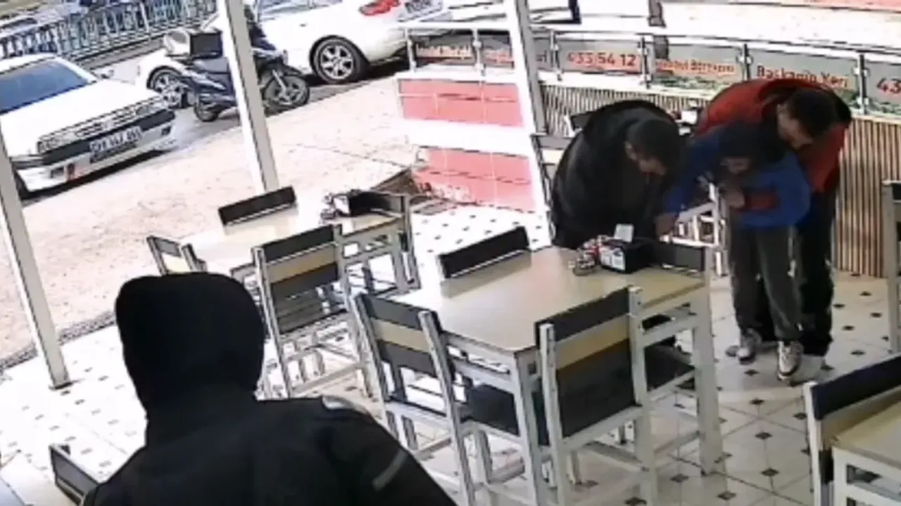 Boğazına şeker takılan çocuğu kurtardı: O anlar kamerada