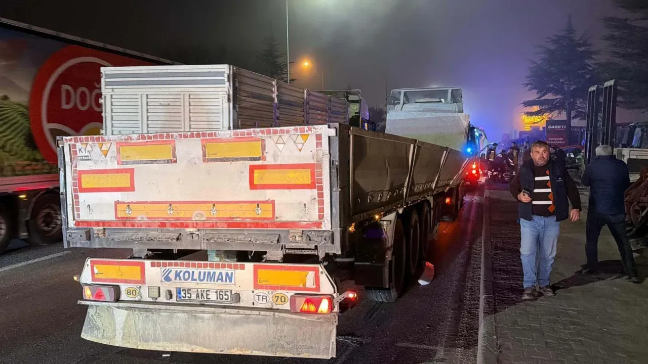 TIR’ın arkadan çaptığı servis minibüsündeki 9 kişi yaralandı