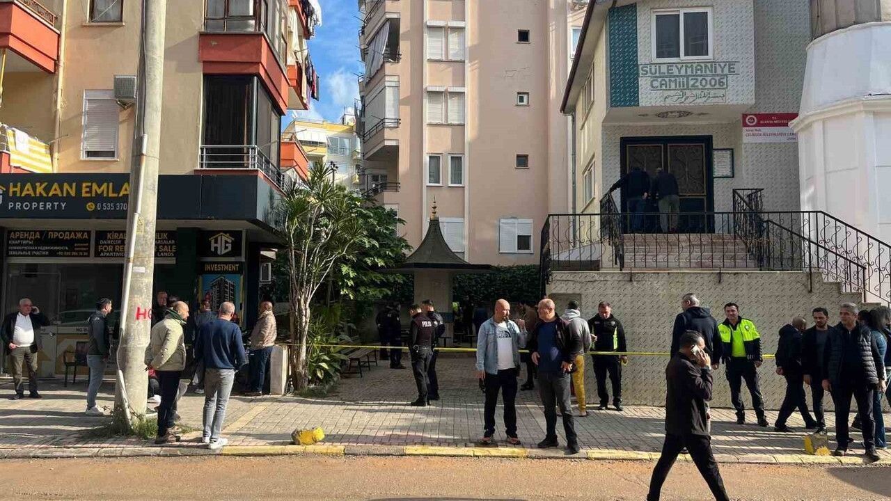 Alanya'da silahlı saldırı ile hayatını kaybeden genç kadın toprağa verildi