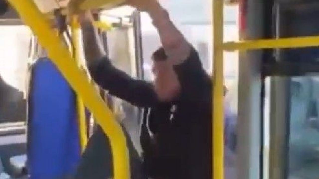 Otobüste iki yolcu birbirine girdi; satırla saldırdı