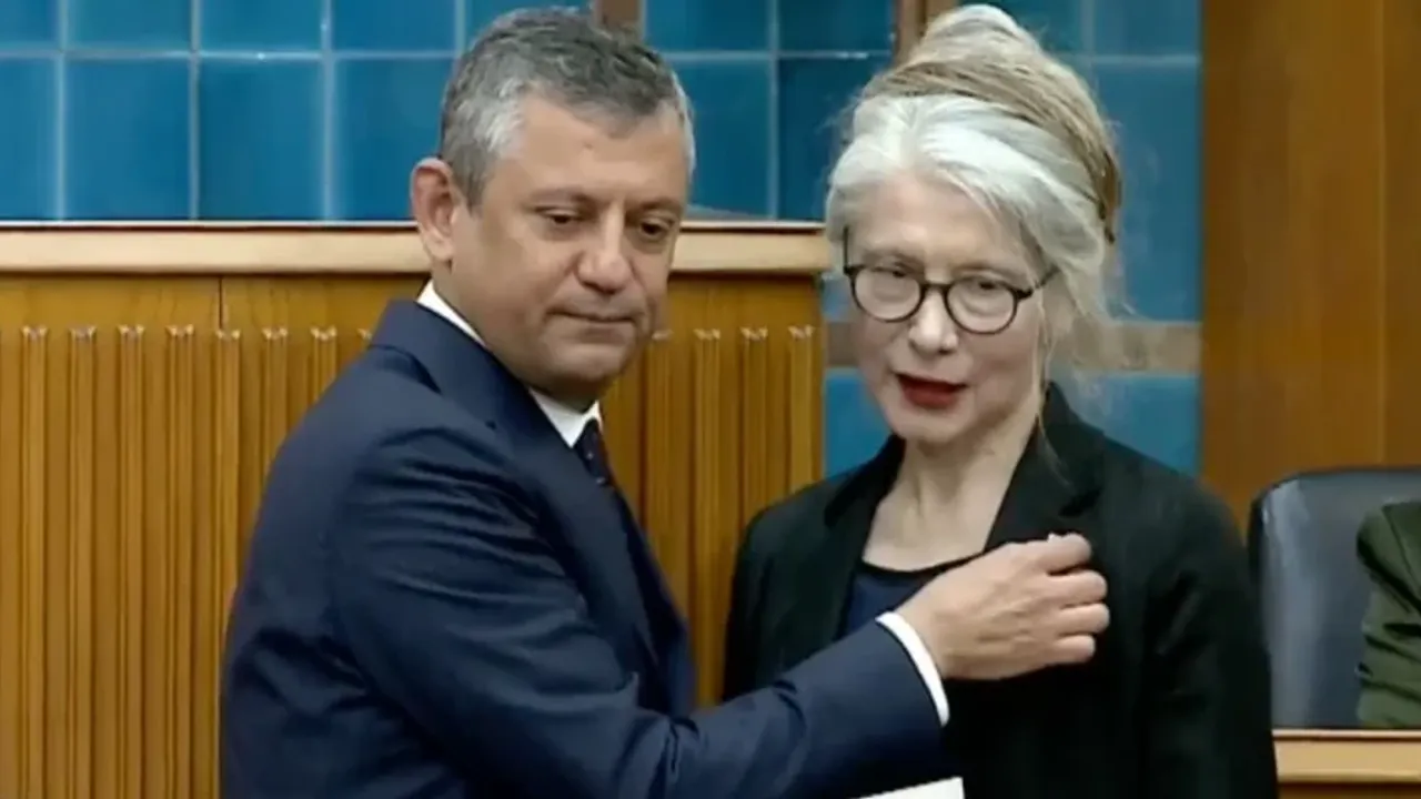 Emine Ülker Tarhan yeniden CHP'ye katıldı