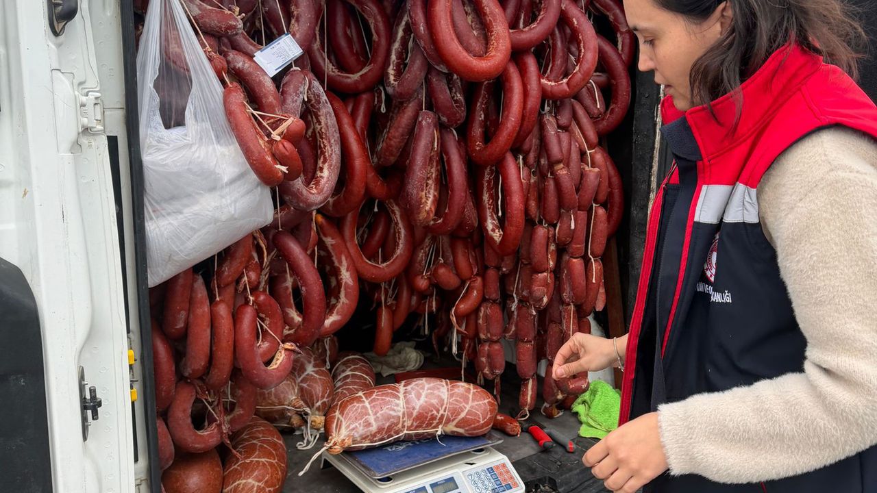 Antalya'da 176 kilo tarihi geçmiş sucuk ele geçirildi