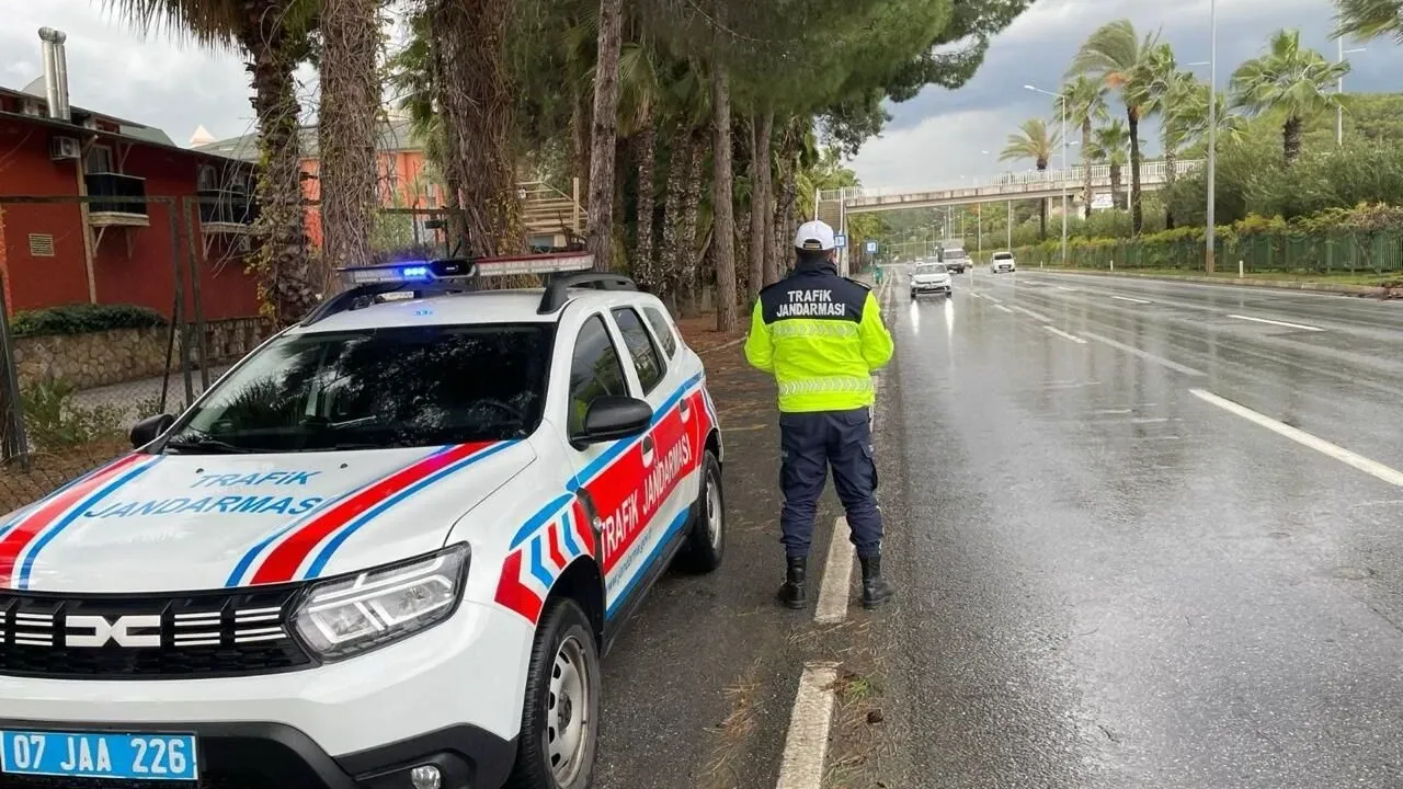 Alanya’da jandarmanın dur ihtarına uymayan sürücüye 425 bin TL ceza