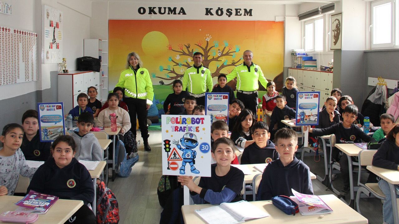 Antalya'da Polirobot’la miniklere trafik bilinci aşılanıyor