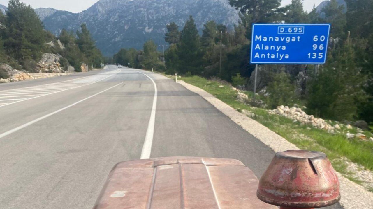 Çekiciye kızdı, 54 yıllık traktörüyle Manavgat'a geldi