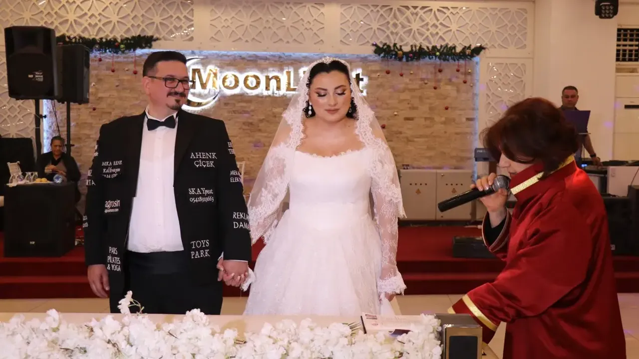 Düğünlerde sponsorlu dönem: Damatlık reklam panosuna döndü