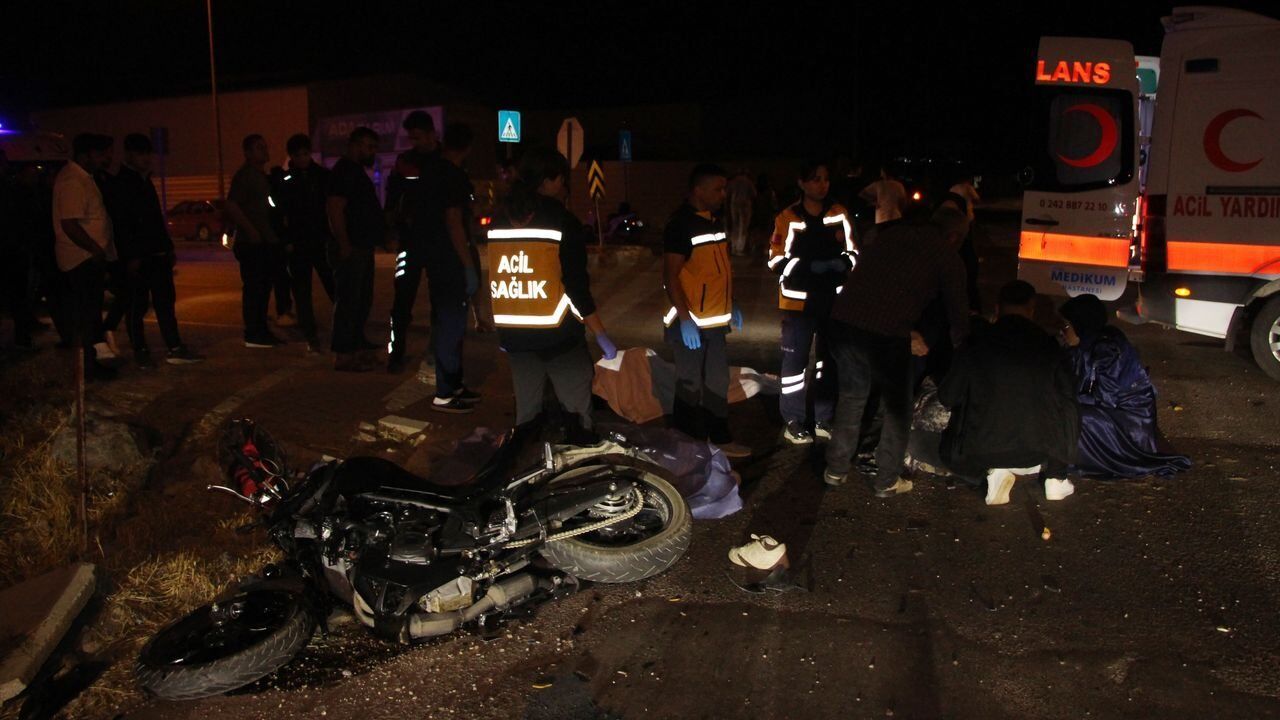 Kumluca'da motosiklet çöp kamyonuyla çarpıştı: 2 ölü