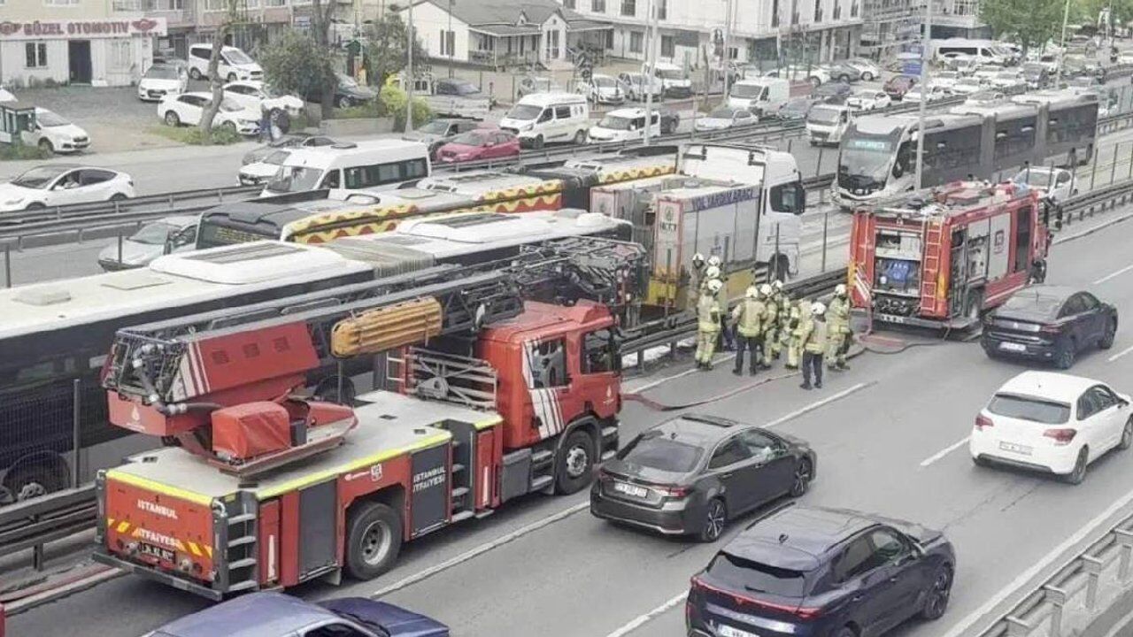 İstanbul Avcılar'da metrobüs yangını seferleri aksattı