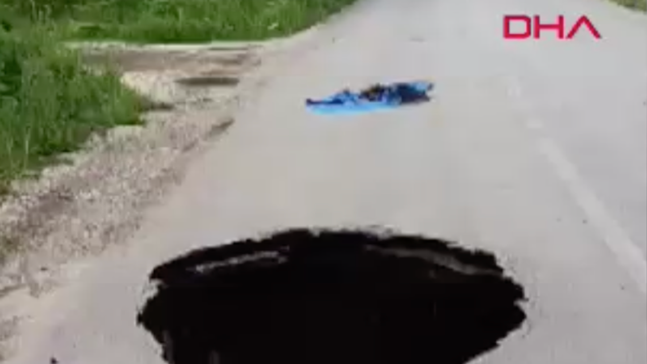 Sağanak yolu çökertti: Köy yolu trafiğe kapatıldı