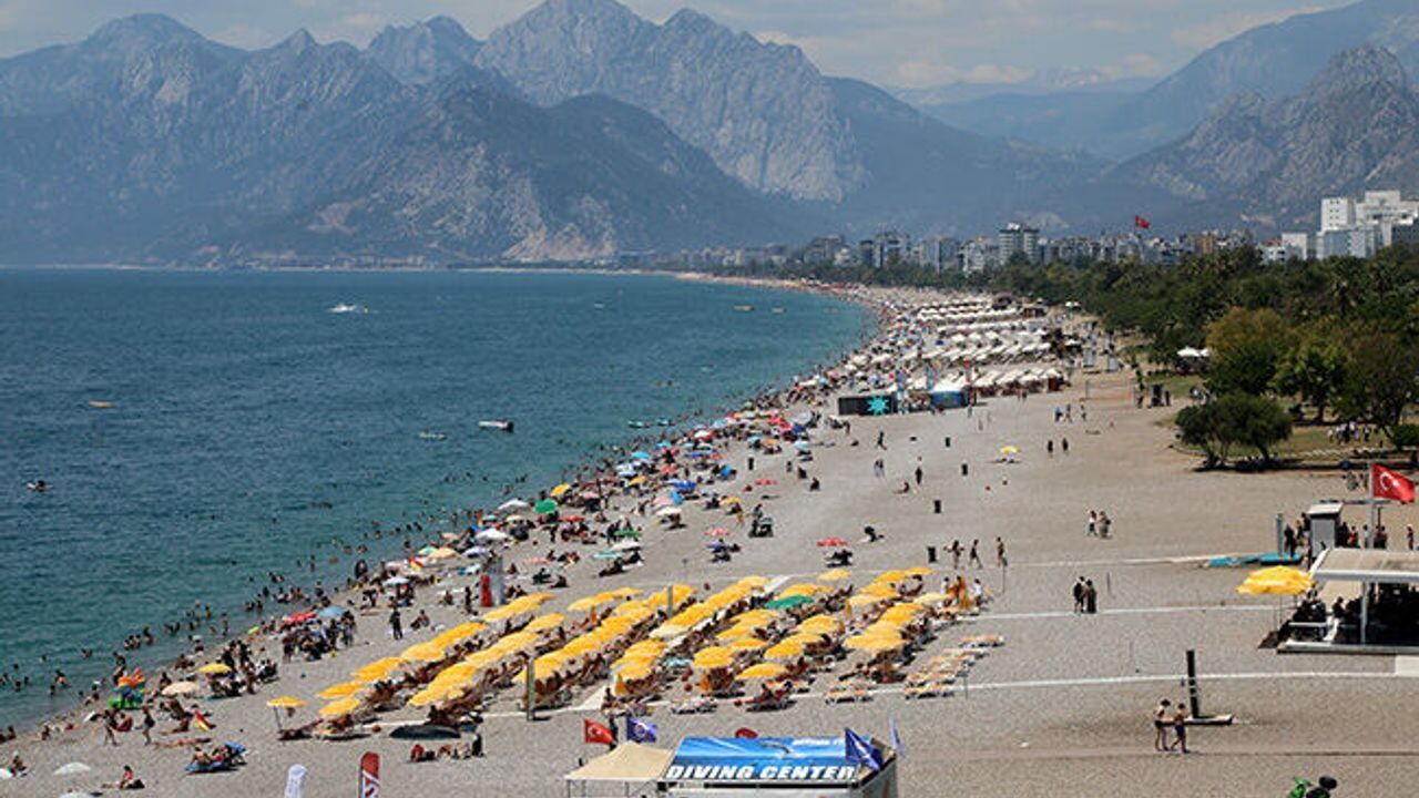 Antalya'da 26 dereceyi görenler Konyaaltı'na akın etti