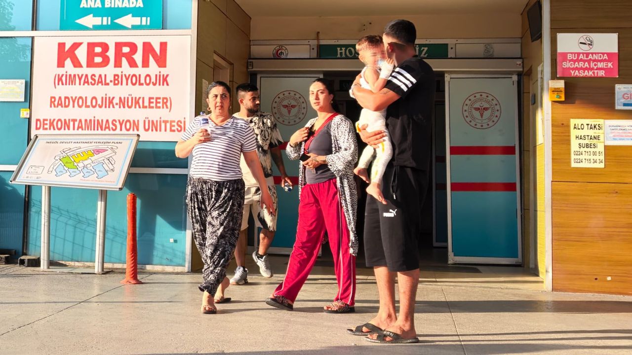 2 yaşındaki çocuk mangaldaki ateşe düştü