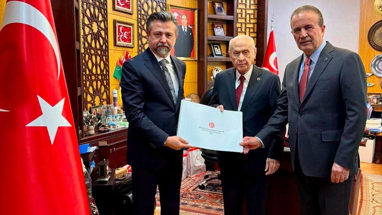 Antalya Aksu'da beton pompası üst geçitte asılı kaldı