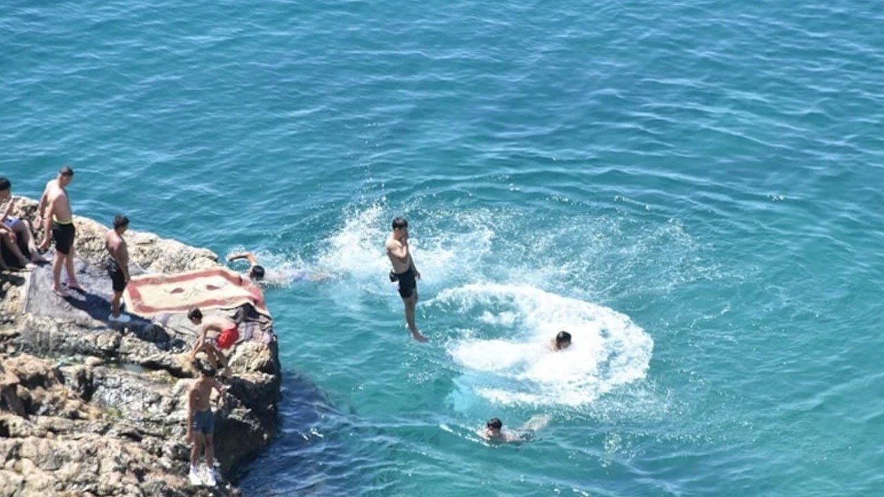 Antalya'da sıcaklık 38 dereceye ulaştı, sahiller doldu