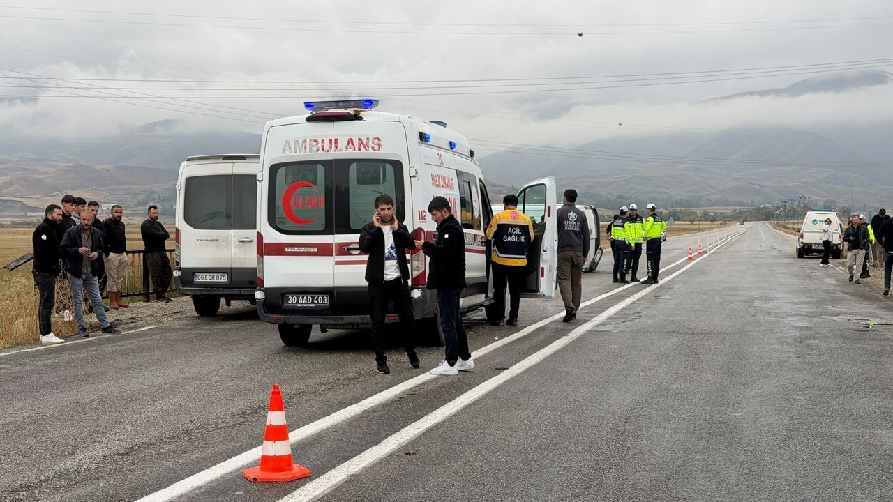 Yüksekova'da Servis Kazası: 10 Öğrenci Yaralandı