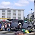 Çocukları taşıyan araç direğe çarptı: 13 yaralı