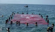Antalya'da su altında Türk bayrağı açarak 30 Ağustos'u kutladılar