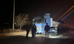 Park halindeki TIR'a çarpan otomobildeki 2 kişi yaralandı 