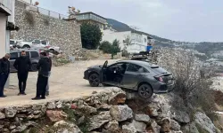 Alanya'da ilginç kaza: Duvarda asılı kaldı