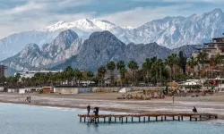 Antalya'da kıskandıran görüntü: Hem karlı dağlar hem sıcak sahiller bir arada
