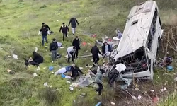 Yoldan çıkan servis minibüsü şarampole yuvarlandı