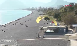 Kar her yeri beyaza bürürken Antalya'da sahiller doldu taştı