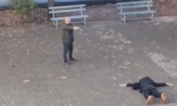 Kızını tehdit eden kişiyi okul bahçesinde rehin aldı