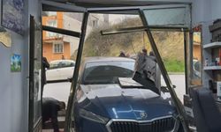 Park halindeki otomobil, berber dükkanına daldı