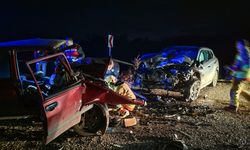 İki otomobil kafa kafaya çarpıştı; baba ve oğlu can verdi