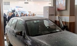 Kontrolden çıkan otomobil döner salonuna girdi