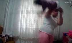 Antalya'da öz anne şiddeti kamerada: Daha 1 yaşındaki çocuğu yerden yere vurdu